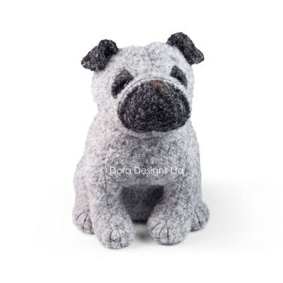Boneco de cão pug cinzento felpudo com orelhas e focinho escuros