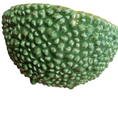 Meia tigela cerâmica verde com textura irregular