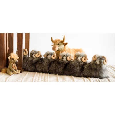 Brinquedos de pelúcia de animais em tons castanhos claros e cinzentos sobre tecido claro