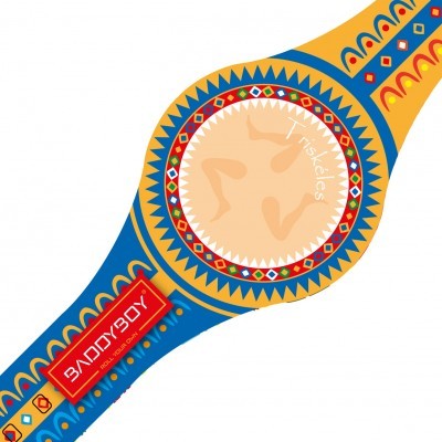 Relógio de pulso com padrão geométrico azul e amarelo e etiqueta vermelha BADYBOY