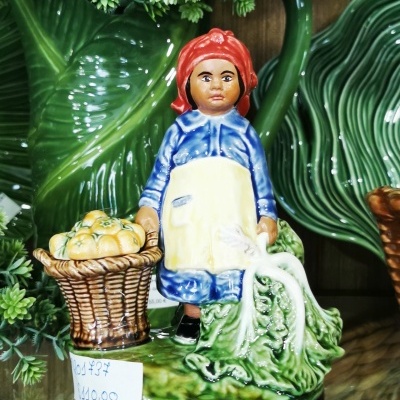 Menina com repolho e cesto laranjas tinteiro -  Coleção tinteiro  - Bordallo Pinheiro