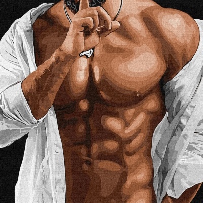 Homem com tronco definido e camisa branca aberta a fazer gesto de silêncio