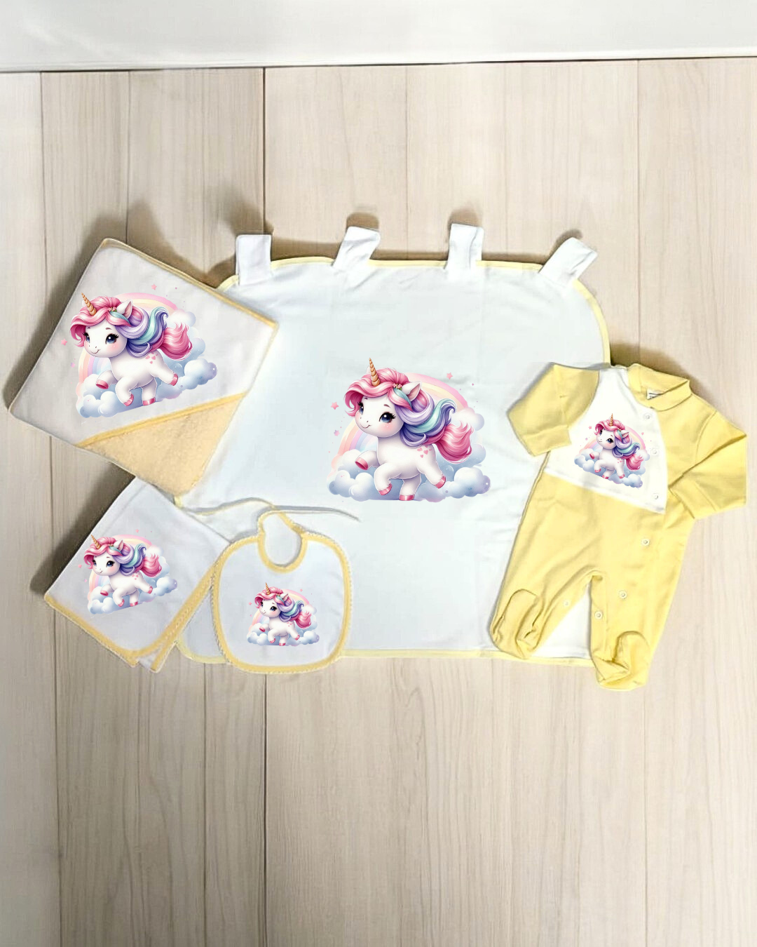 Conjunto de roupa e acessórios para bebé amarelo e branco com unicórnio