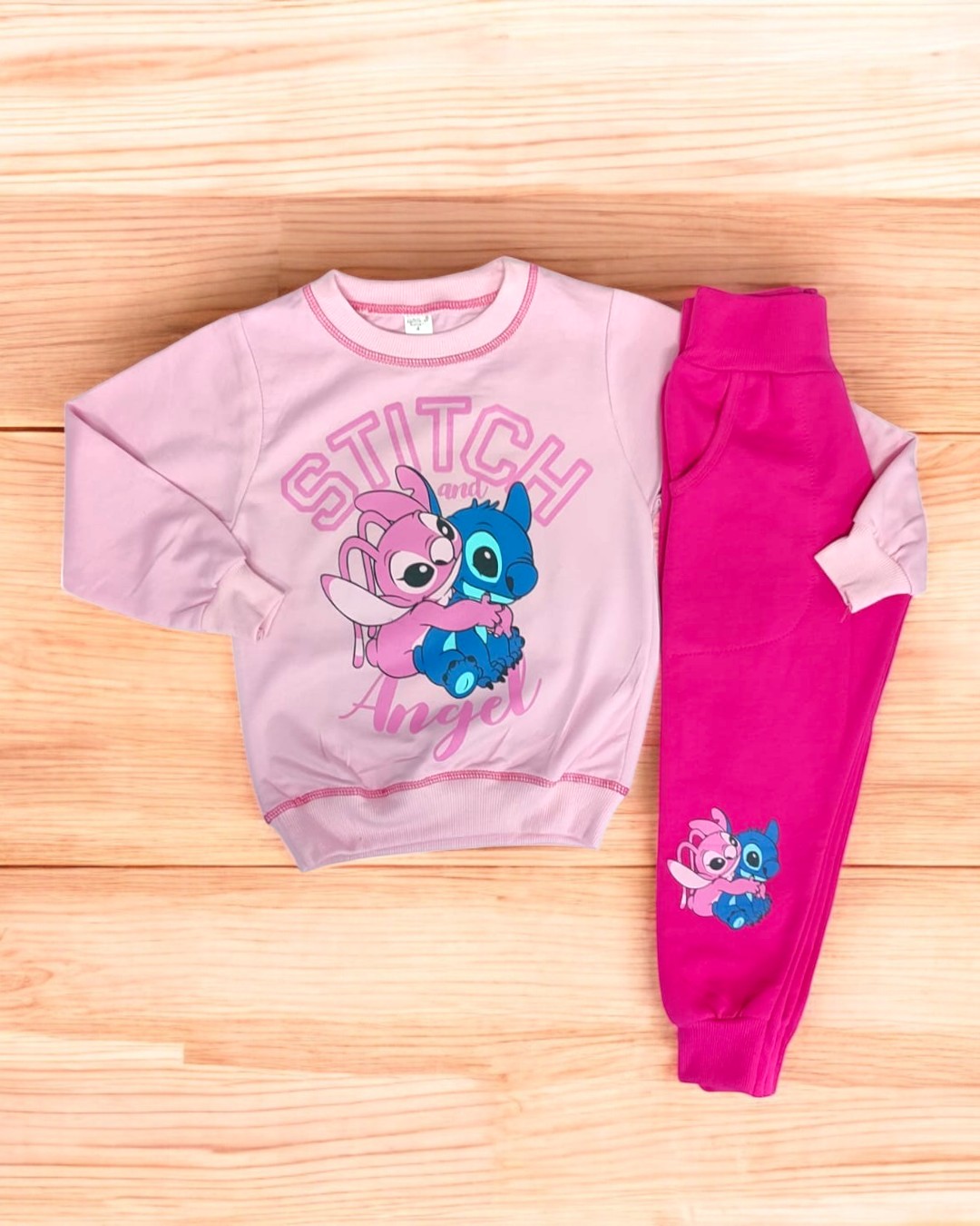 Conjunto infantil rosa com estampado personagens Stitch