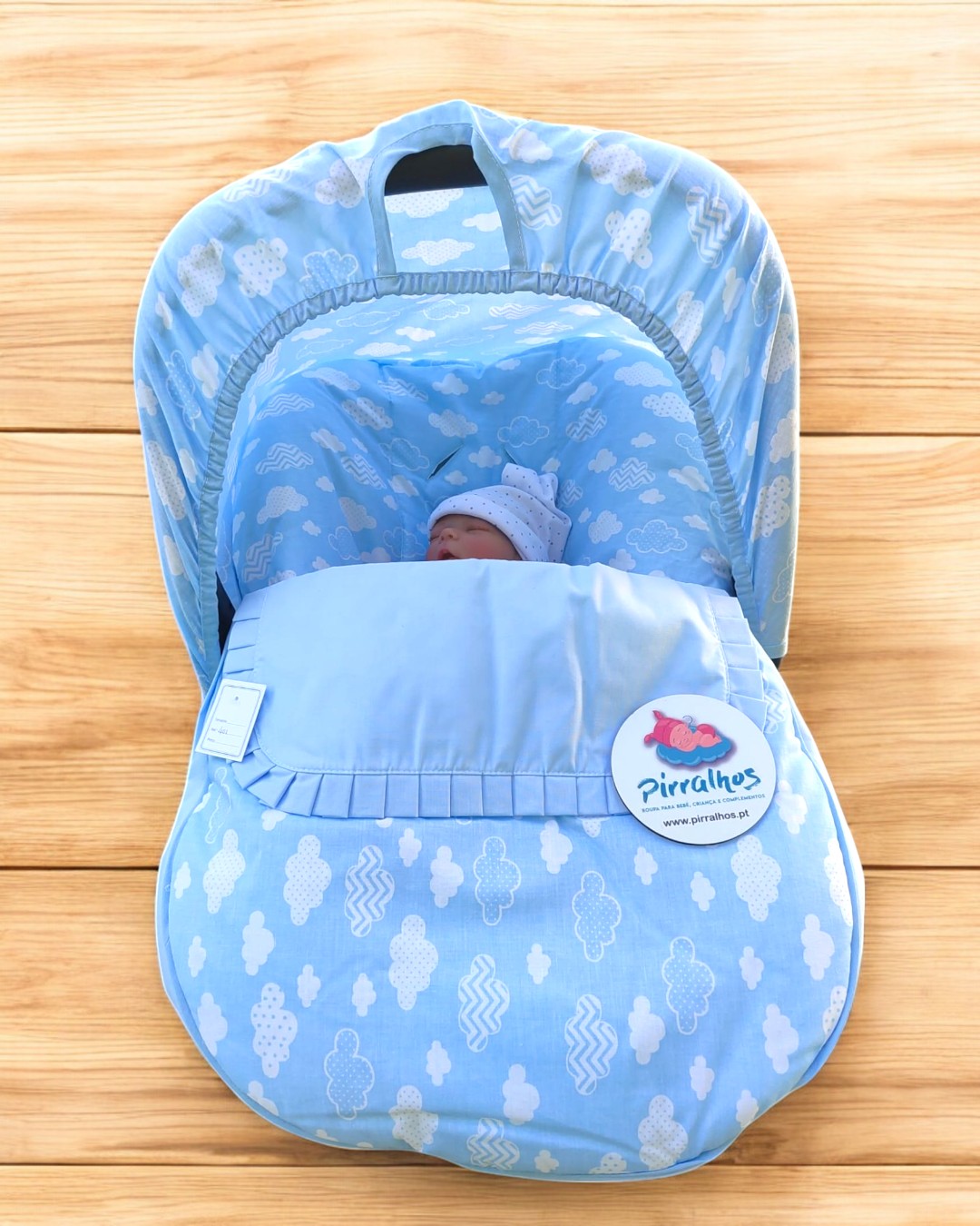 Saco de dormir azul para bebé com padrão de nuvens e boneco com gorro