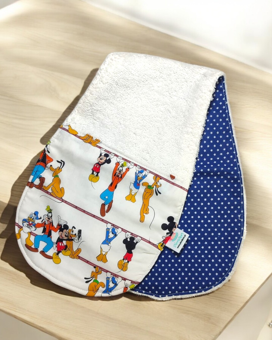 Babador de ombro Mickey e amigos