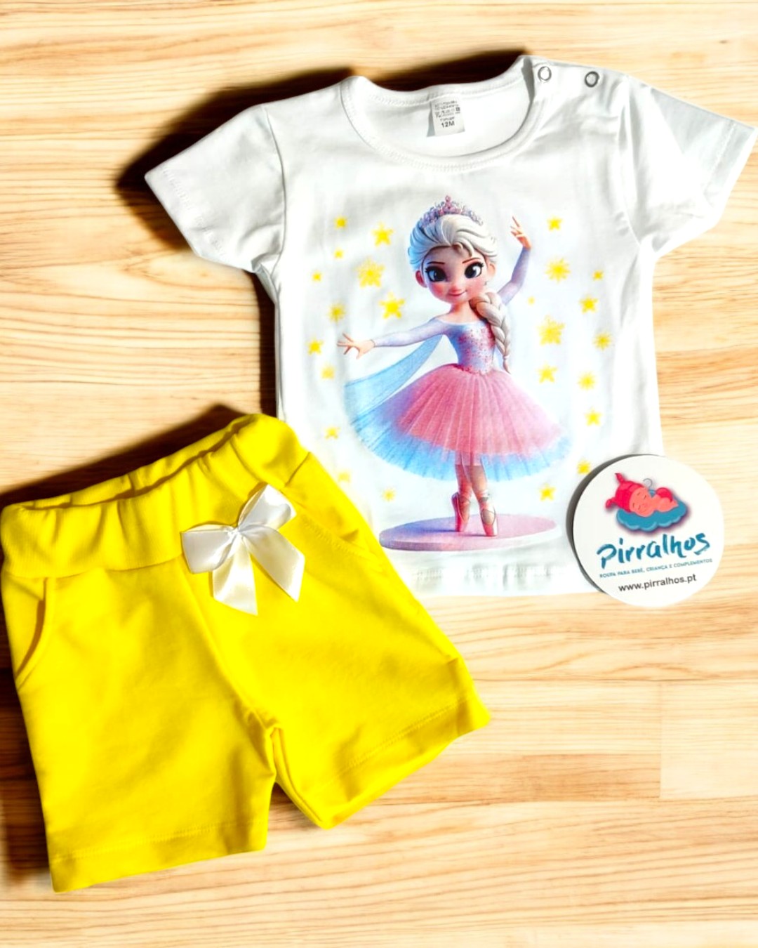 Conjunto infantil t-shirt branca e calções amarelos com laço branco
