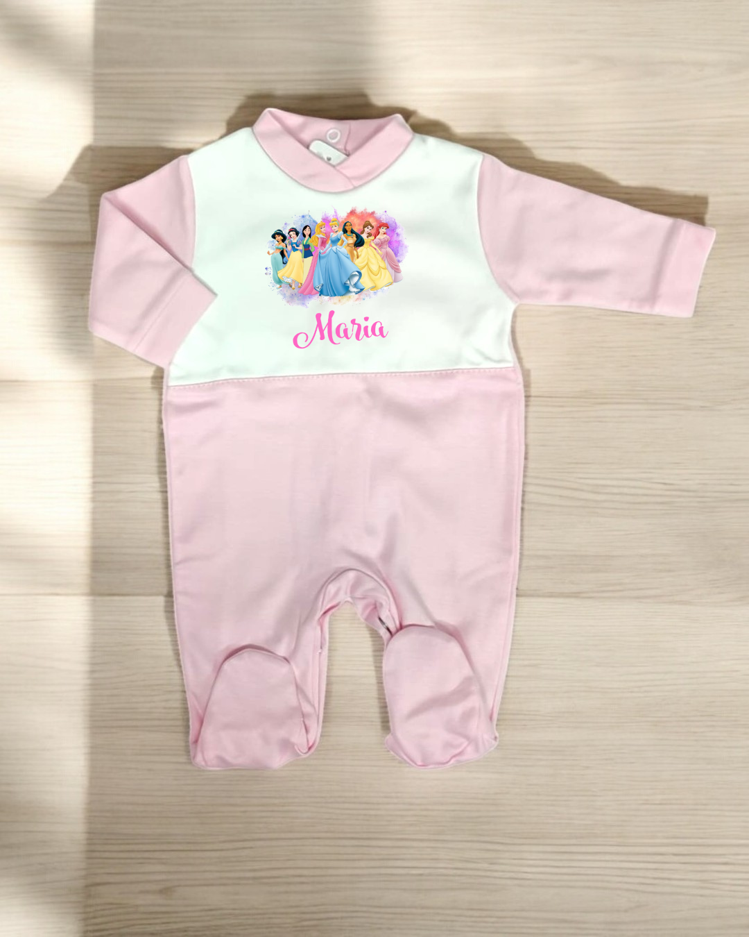 Babygrow rosa e branco com estampa de princesas e nome Maria