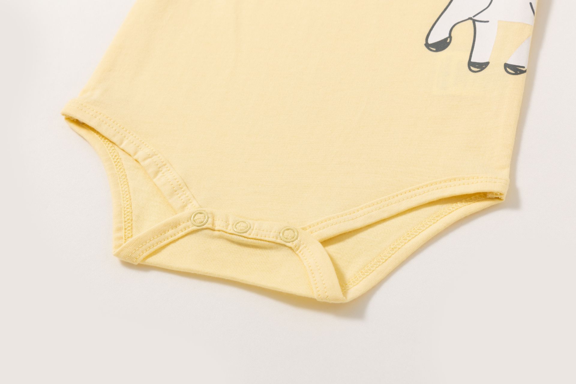 Body de bebé amarelo com fecho de molas e estampa colorida