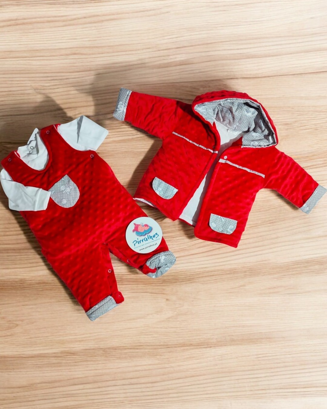 Conjunto de jardineira de veludo e casaco