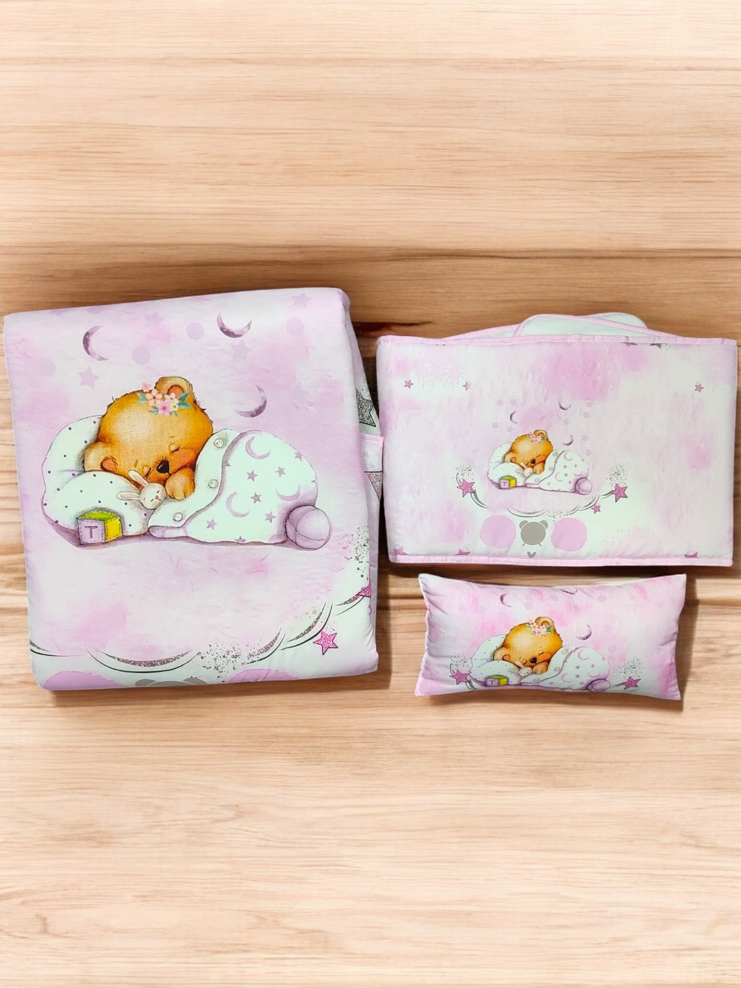 Conjunto de edredon para berço de grades - Ursinho na cama