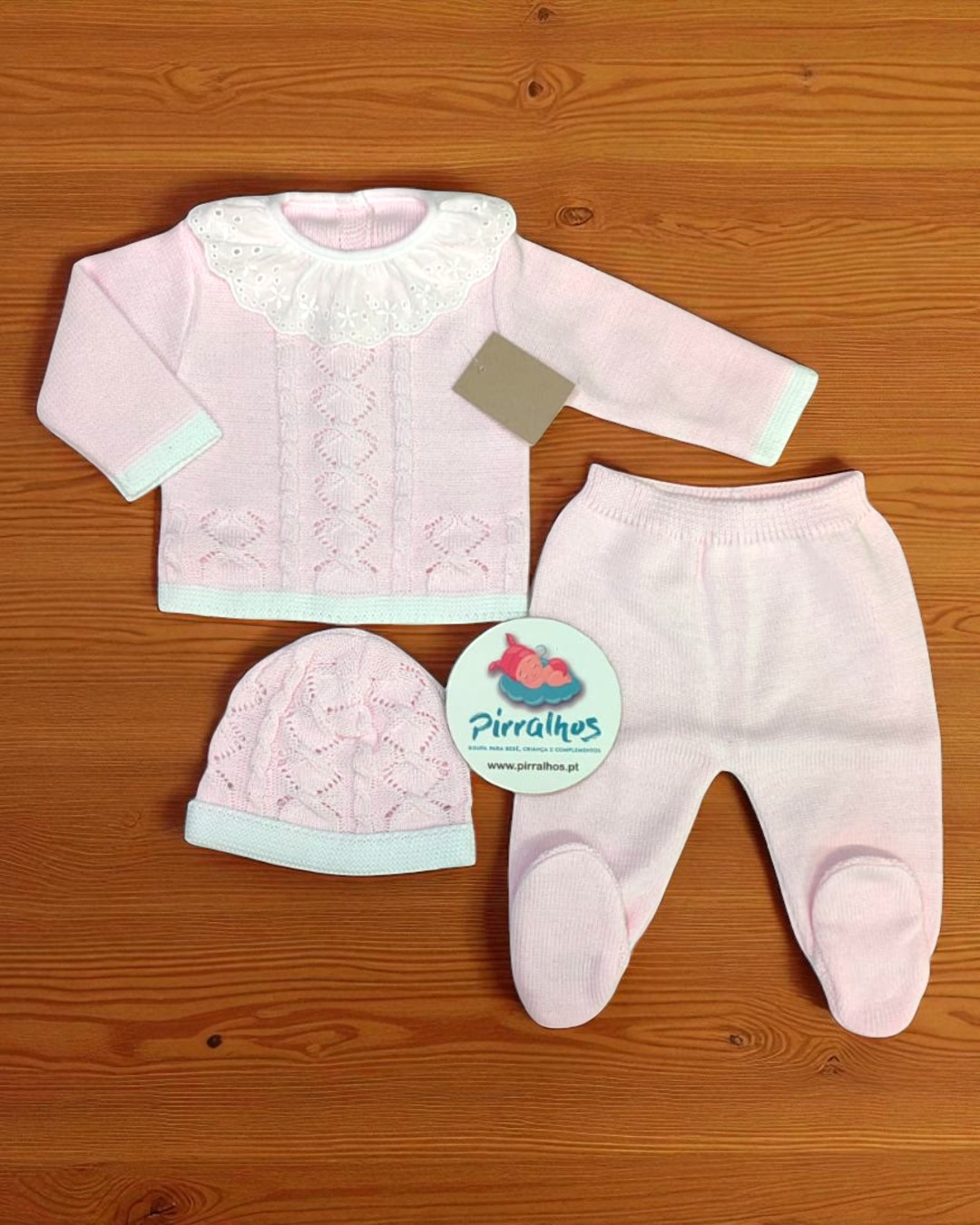 Conjunto de três peças Malha trabalhada e gola em bordado inglês