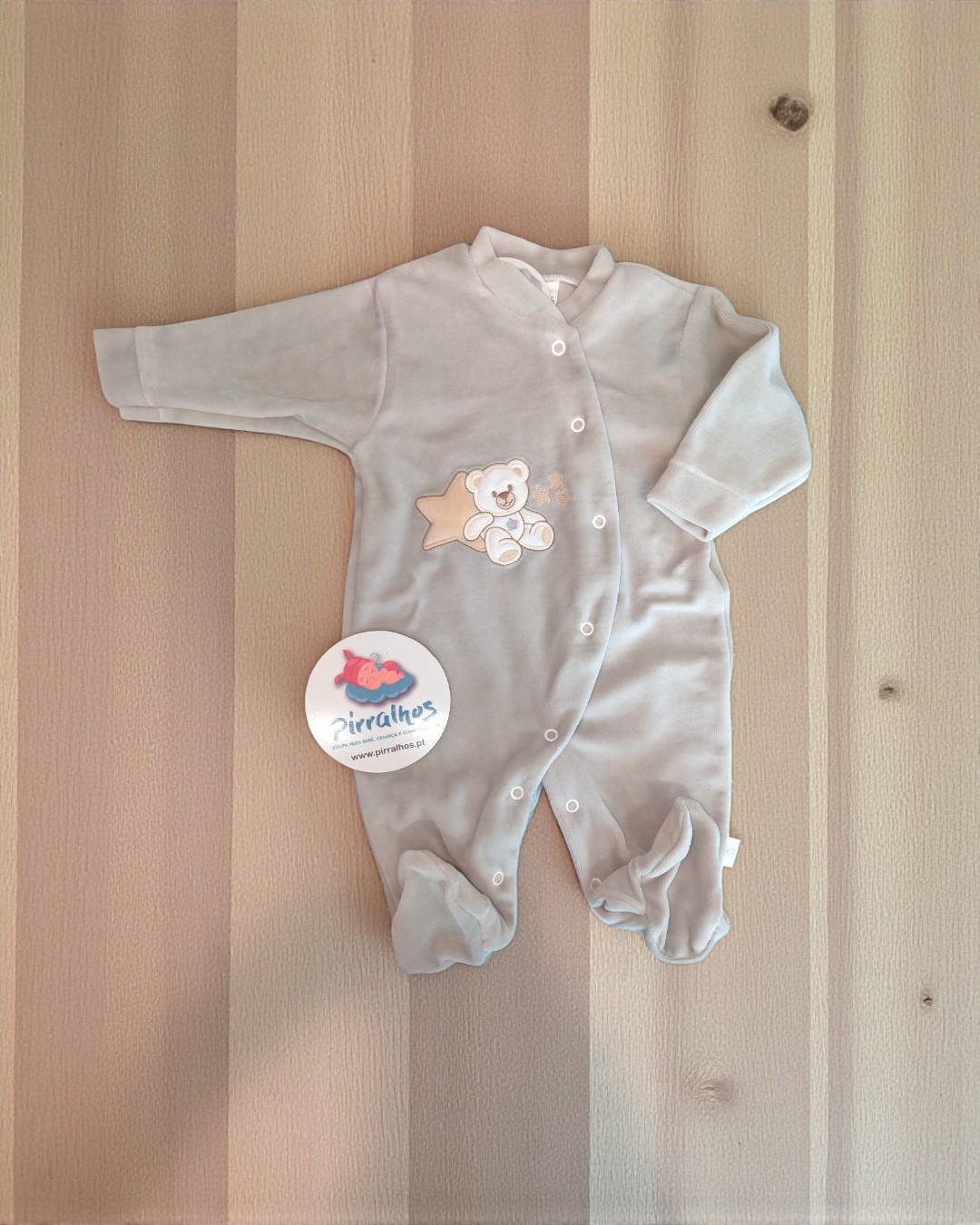 Pijama cinzento claro para bebé com ursinho bordado e etiqueta pirralhos