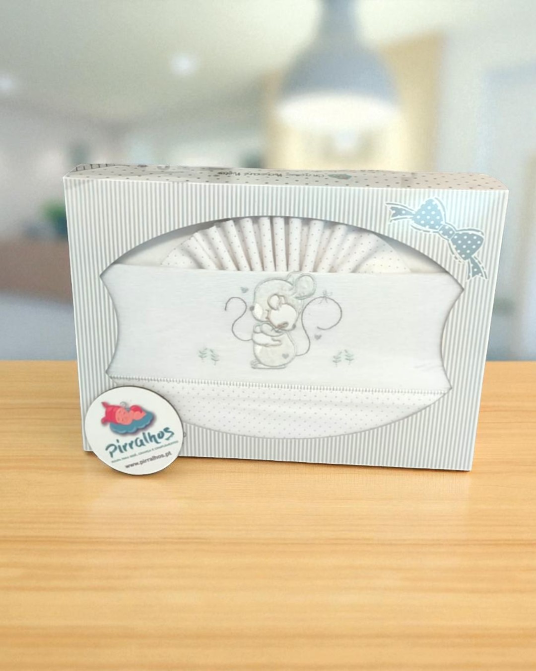 Pacote de bainhas de tecido branco bordadas com rato cinzento e azul em fundo com riscas cinzentas