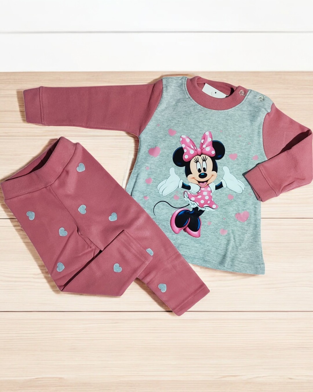 Conjunto de roupa infantil com camisola da Minnie Mouse e calças rosa com corações cinza