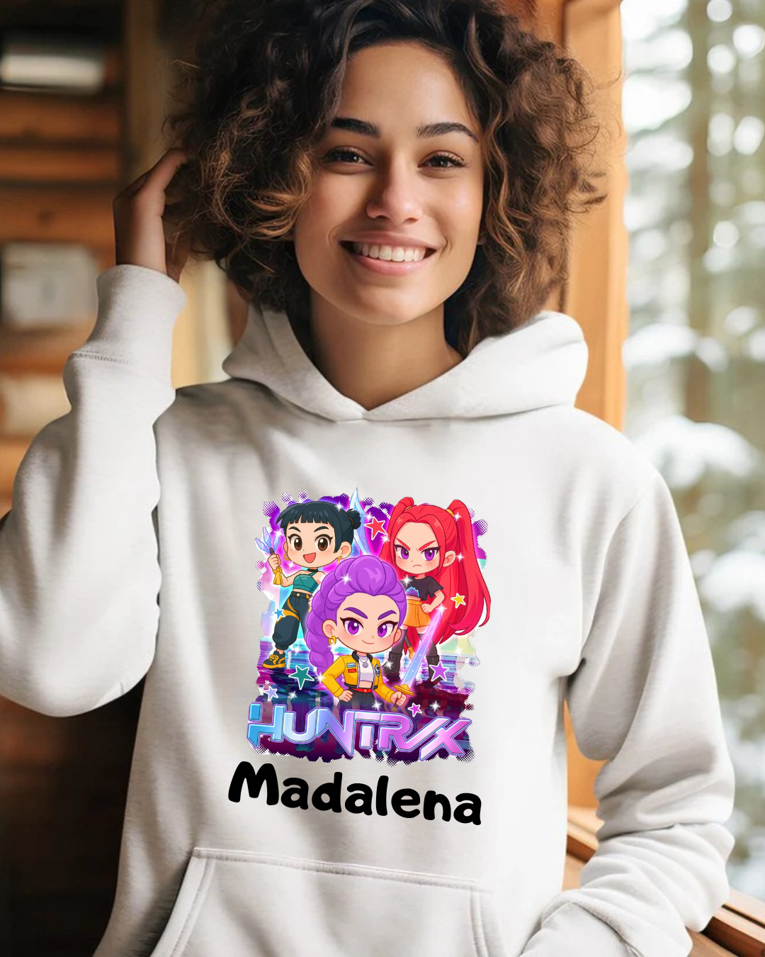 Sweatshirt branca com estampa colorida de personagens e texto