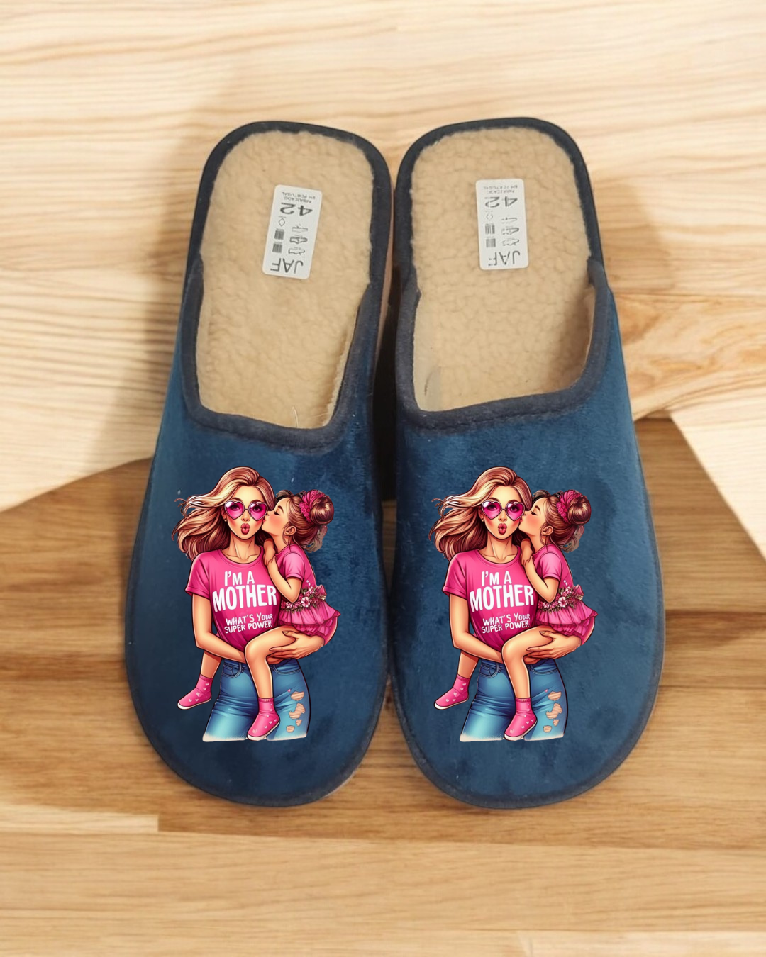 Pantufas azuis com interior bege e ilustração colorida de mãe e filha