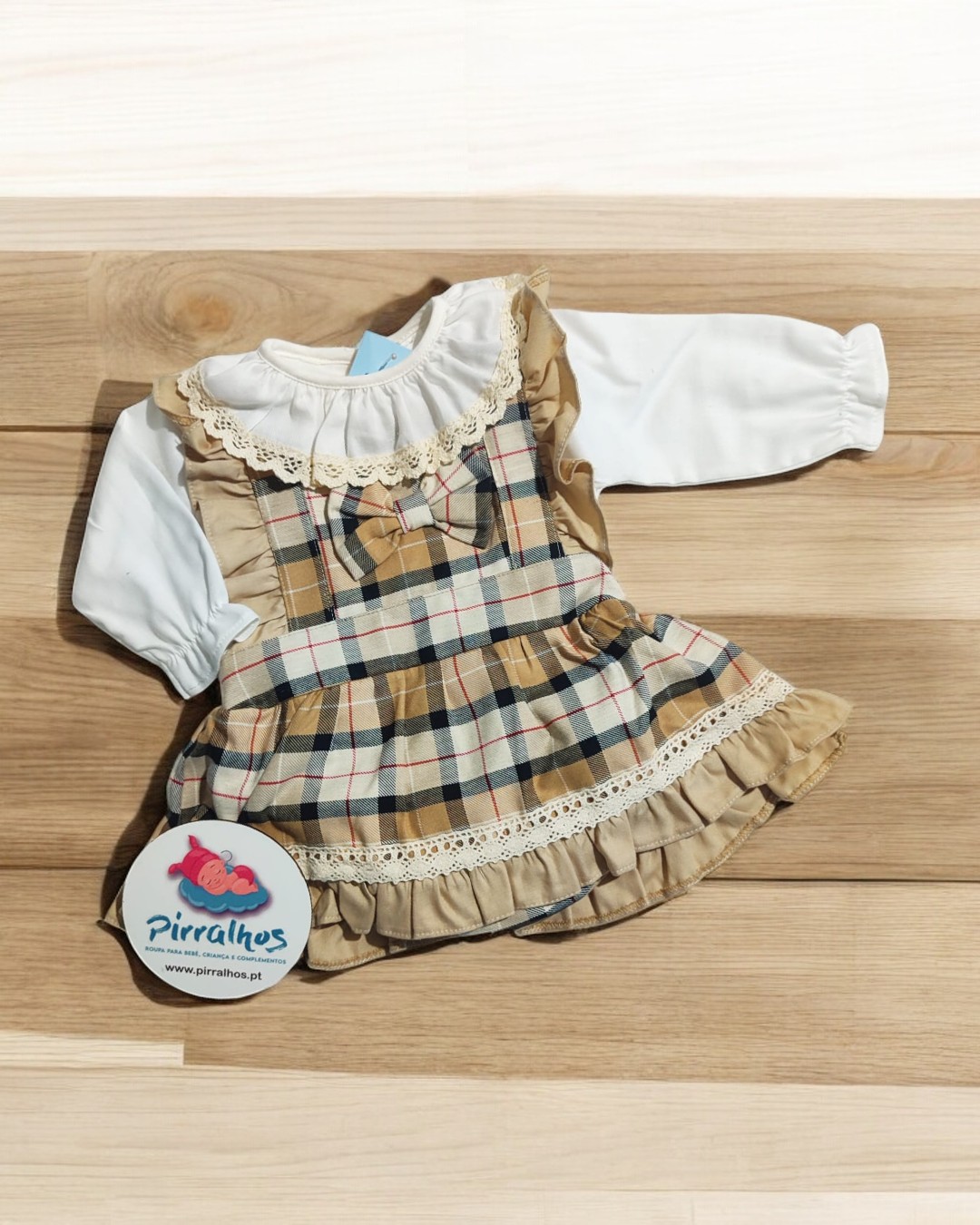 Vestido com cueca incorporada e camisa com golinha
