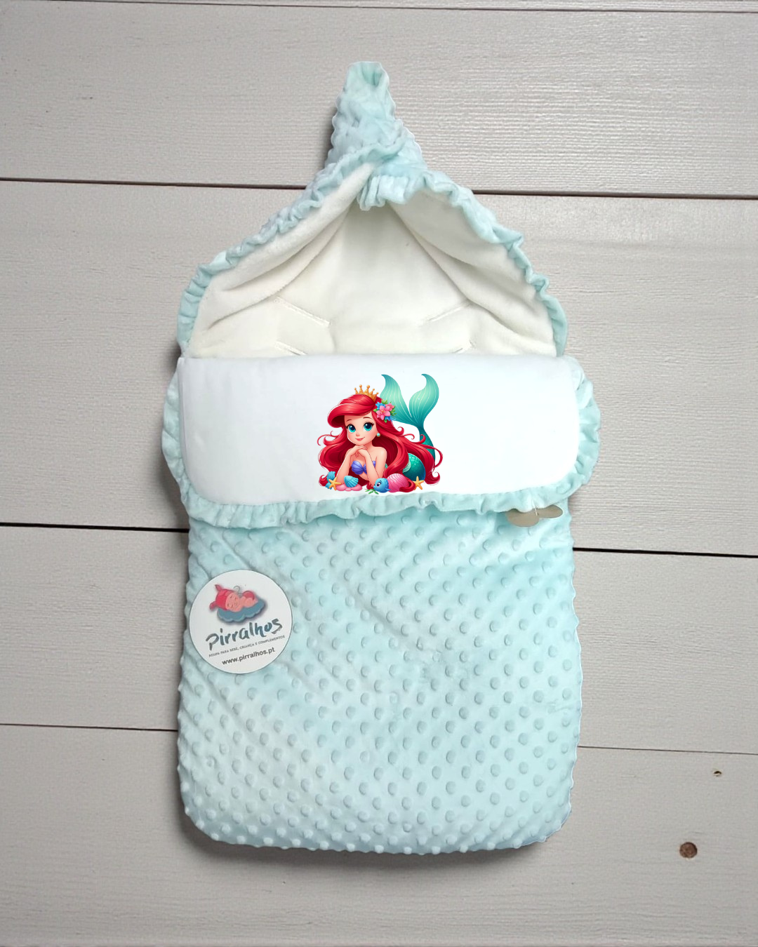 Saco de bebé azul com textura e sereia vermelha