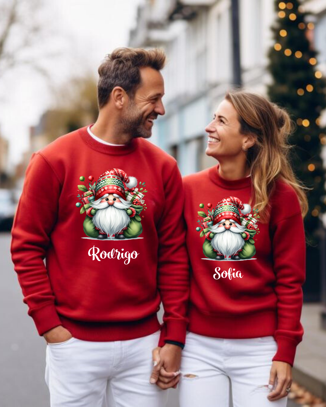 Casal de sweatshirt vermelha com estampa de Papai Noel e nomes personalizados