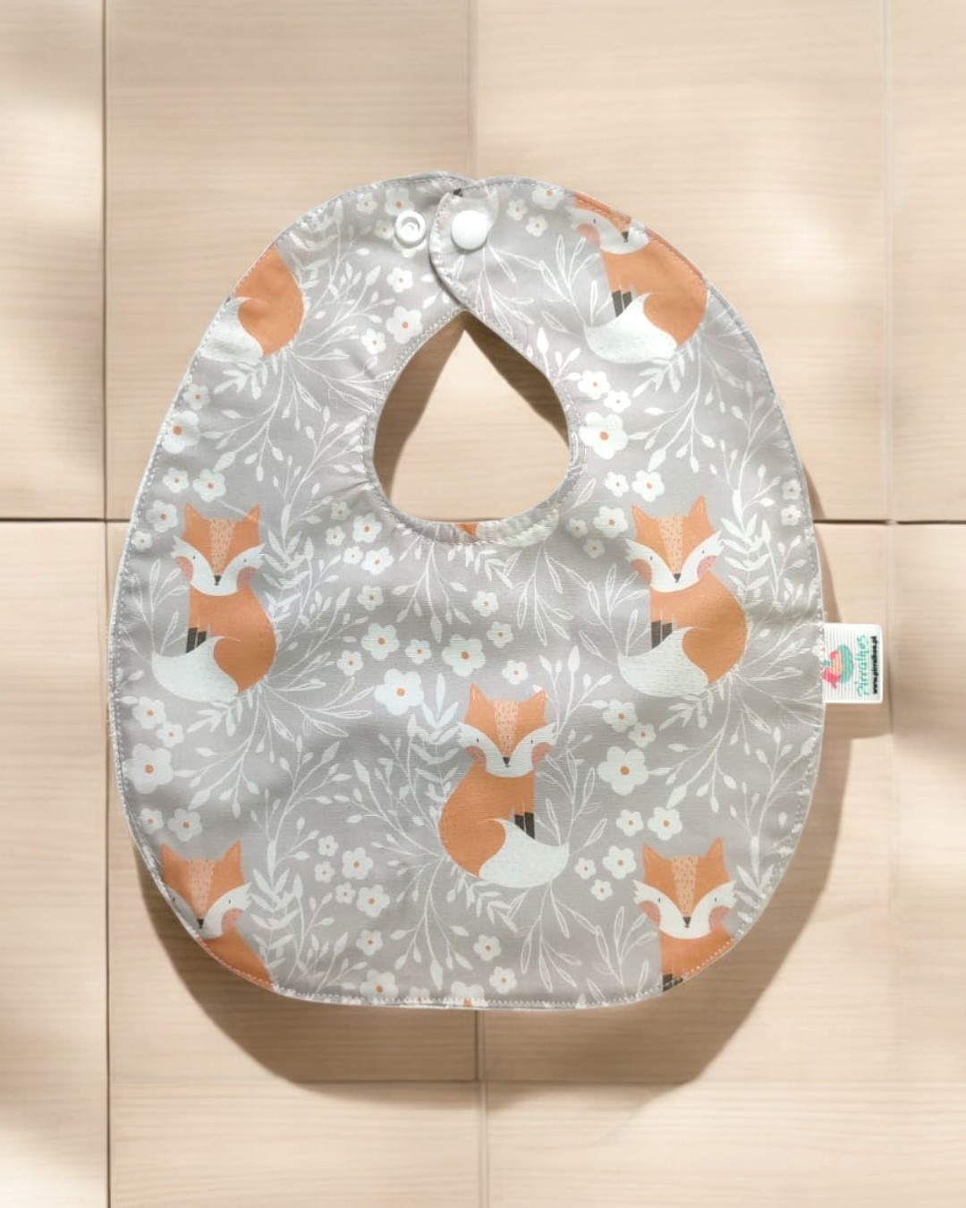 Babete impermeável Raposas sentadas