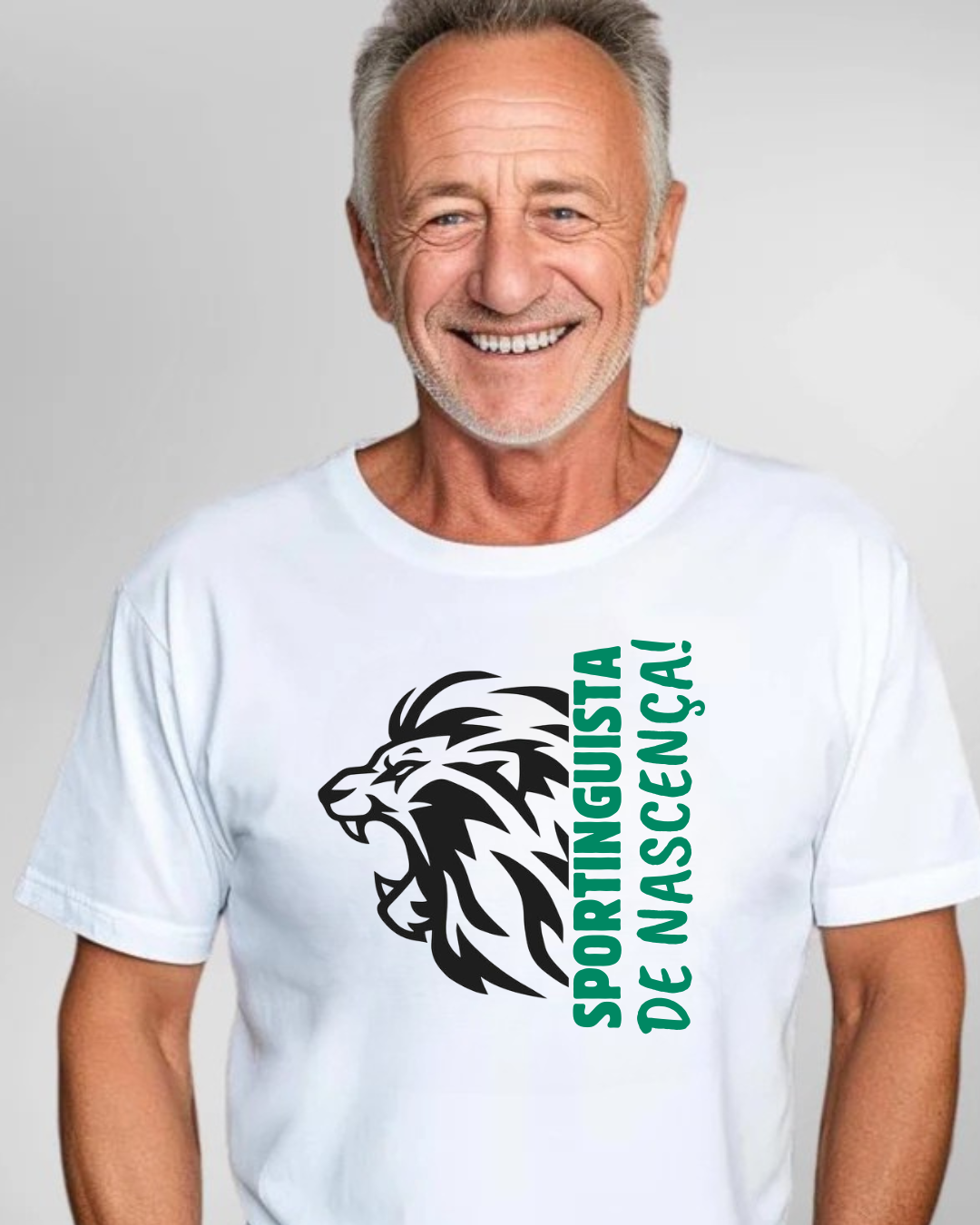 Homem a sorrir a usar uma camiseta branca com estampa de leão preto e texto verde