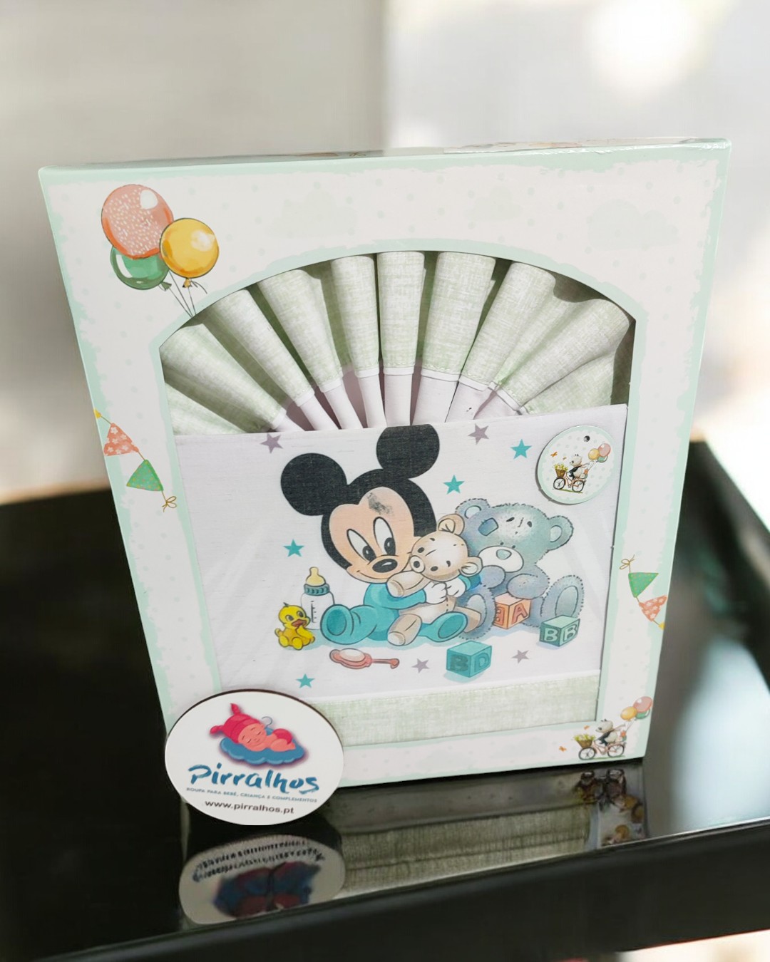 Conjunto de fraldas para bebé com estampa de personagens estilo Mickey Mouse e embalagem branca com balões coloridos