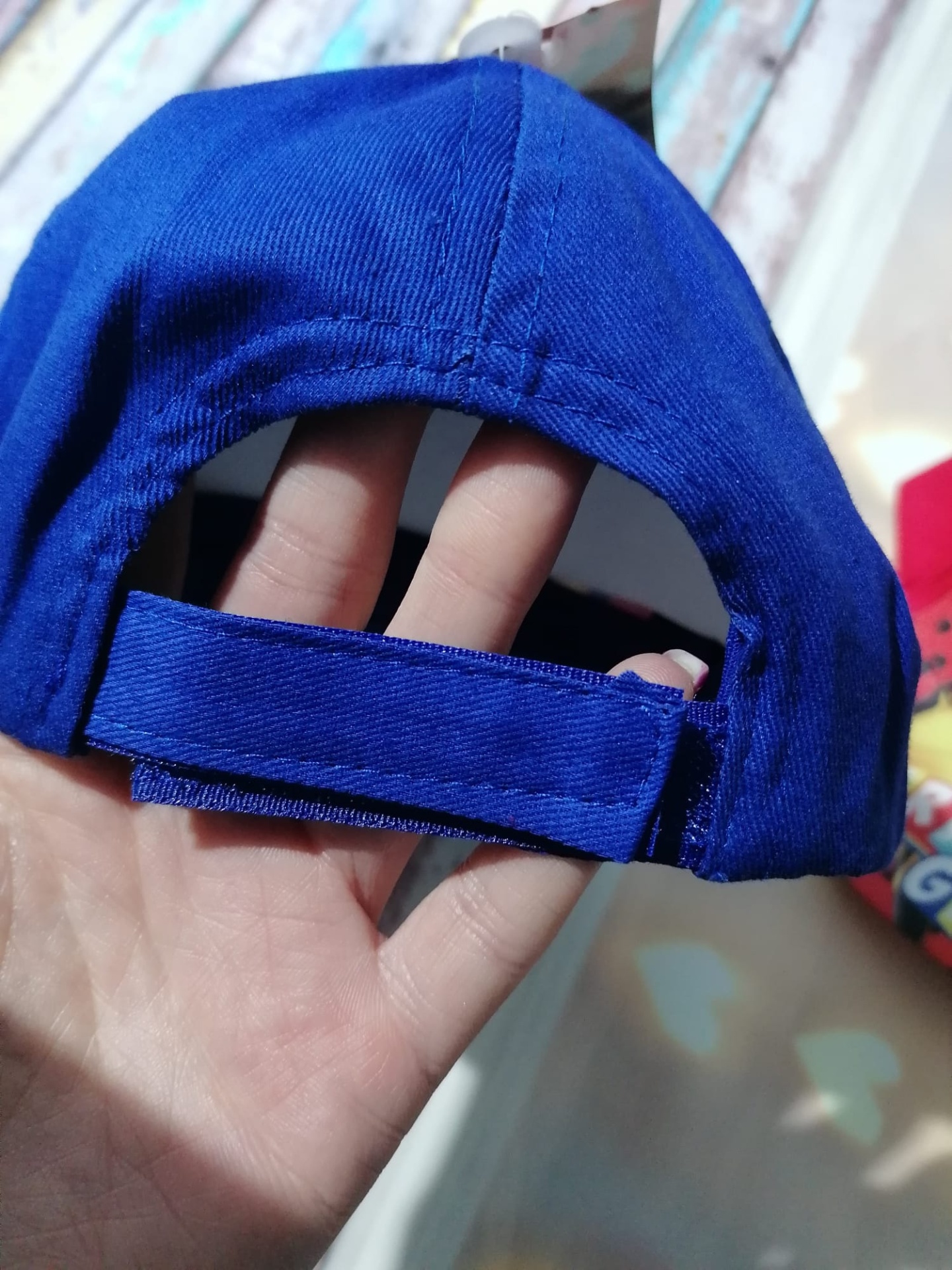 Boné azul de tecido com ajuste de velcro na parte traseira