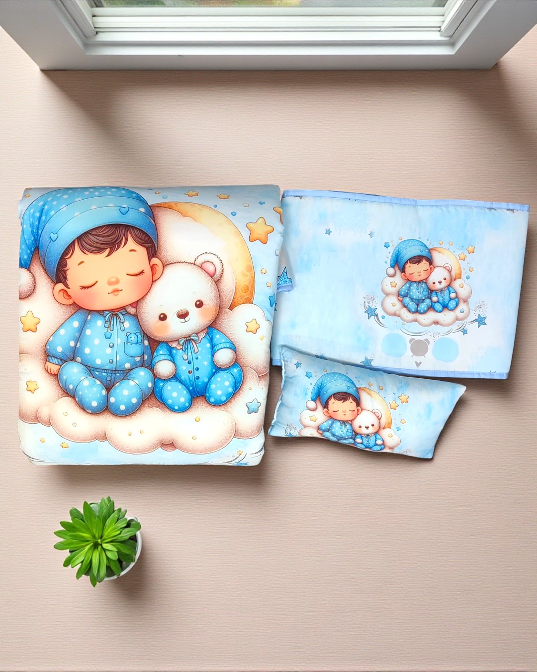 Conjunto de roupa de cama para bebé com padrão azul e ilustração de criança e ursinho numa nuvem