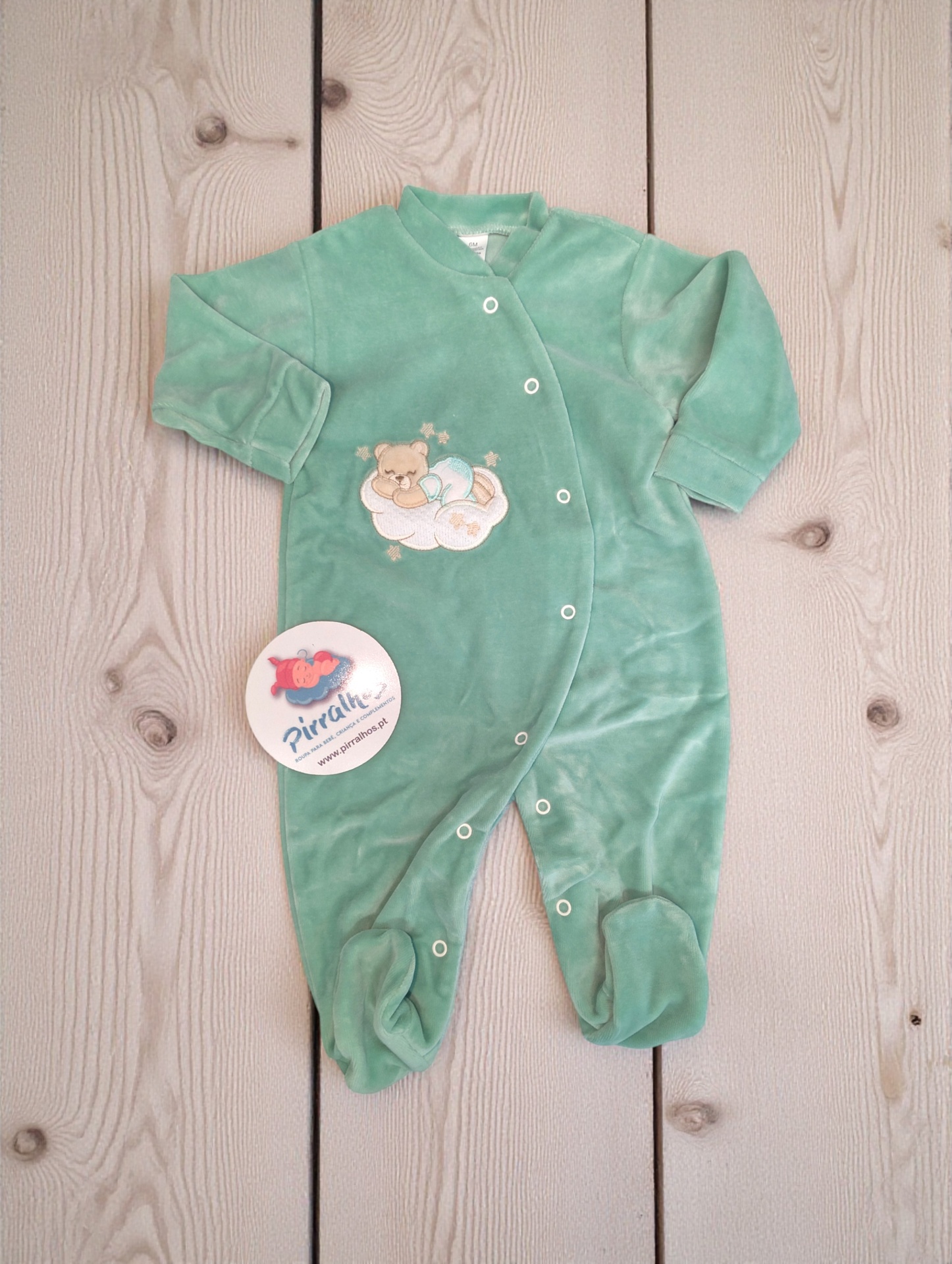 Macacão de bebé verde água com bordado de urso a dormir numa nuvem e botões de correr.