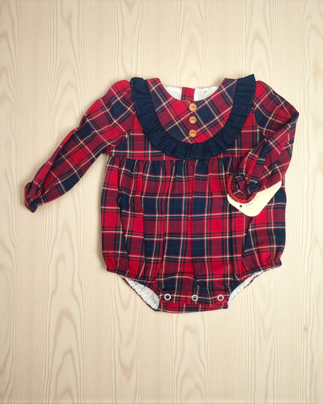 Body de bebé xadrez com gola frisada azul e botões de madeira