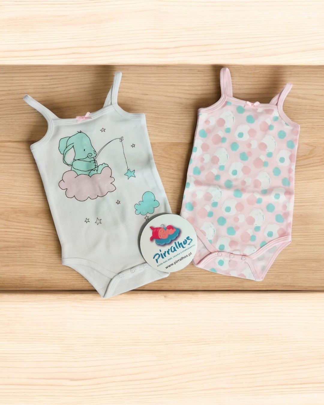 Dois bodies de alças para bebé, um com elefante e estrelas e outro com bolinhas coloridas