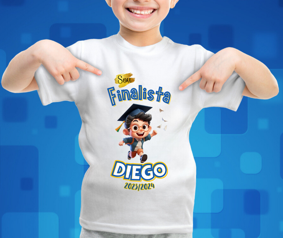 Camisola branca de finalista com desenho e texto colorido usada por criança