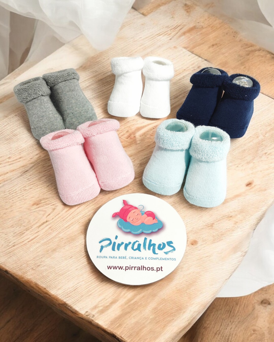 Cinco pares de meias de bebé coloridas e cartão com logótipo Pirralhos