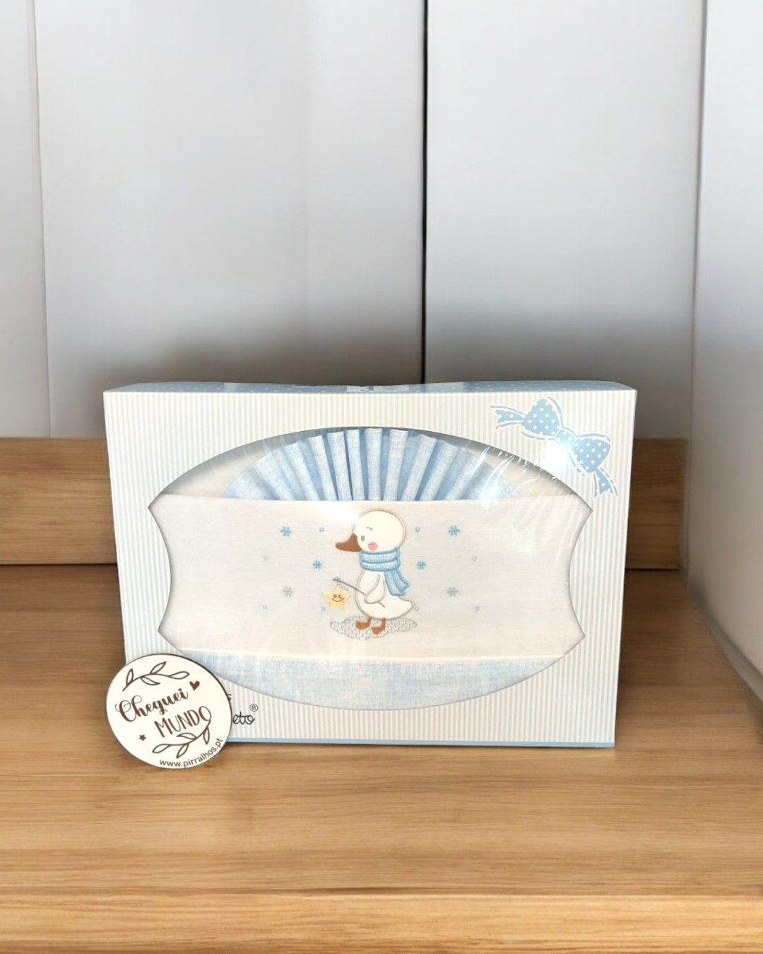 Caixa de tecido para bebé com desenho de patinho e laço azul