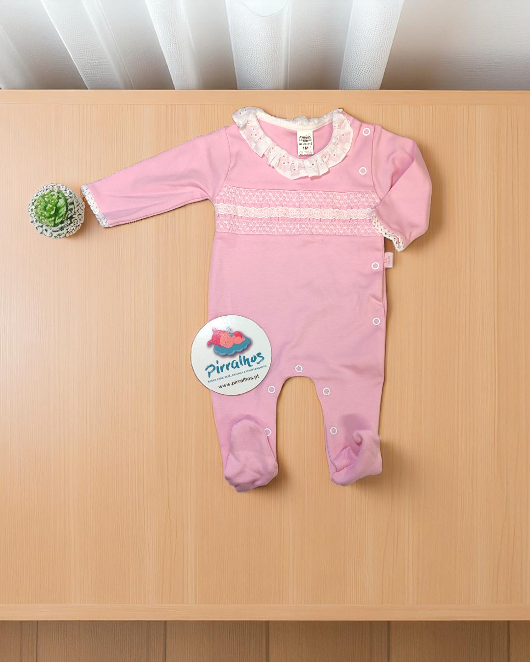 Babygrow de algodão de golinha com bordado inglês
