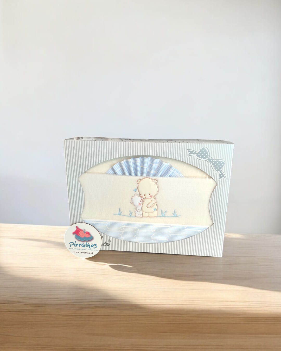 Caixa com conjunto para bebé azul e branco com estampa de ursos e etiqueta Pirralhos