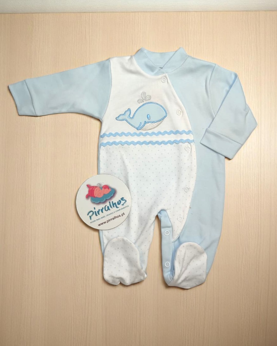 Babygrow de algodão Baleia