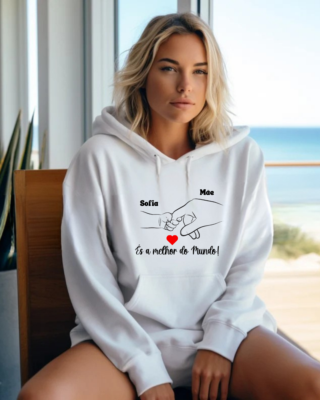 Sweatshirt branca com desenho de mãos e texto em português