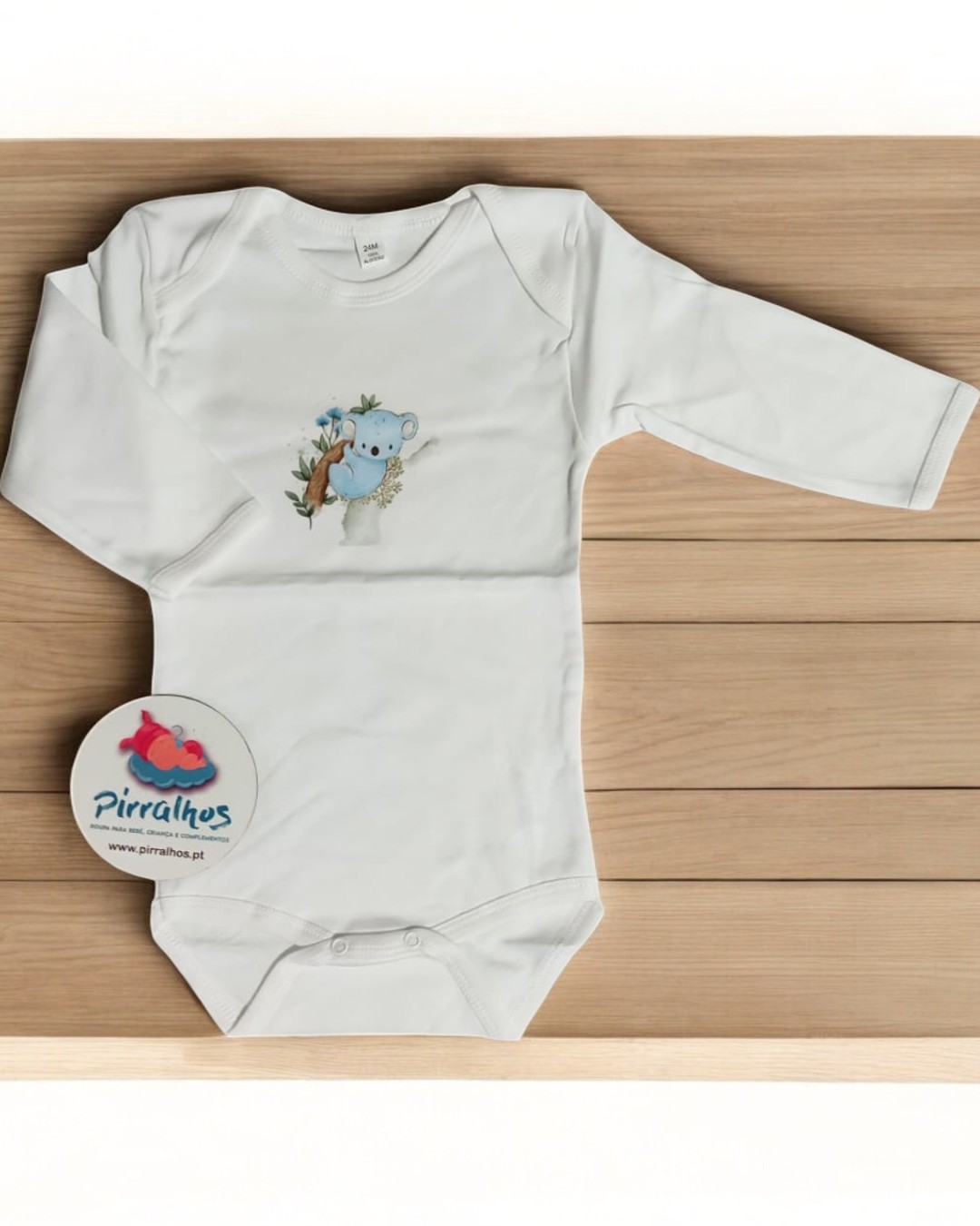 Body branco de bebé com desenho de coala e autocolante Pirralhos