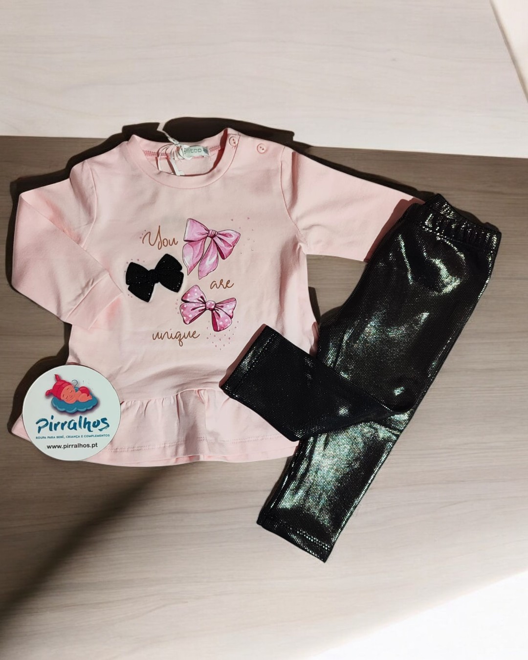 Conjunto infantil com blusa rosa e calças pretas brilhantes
