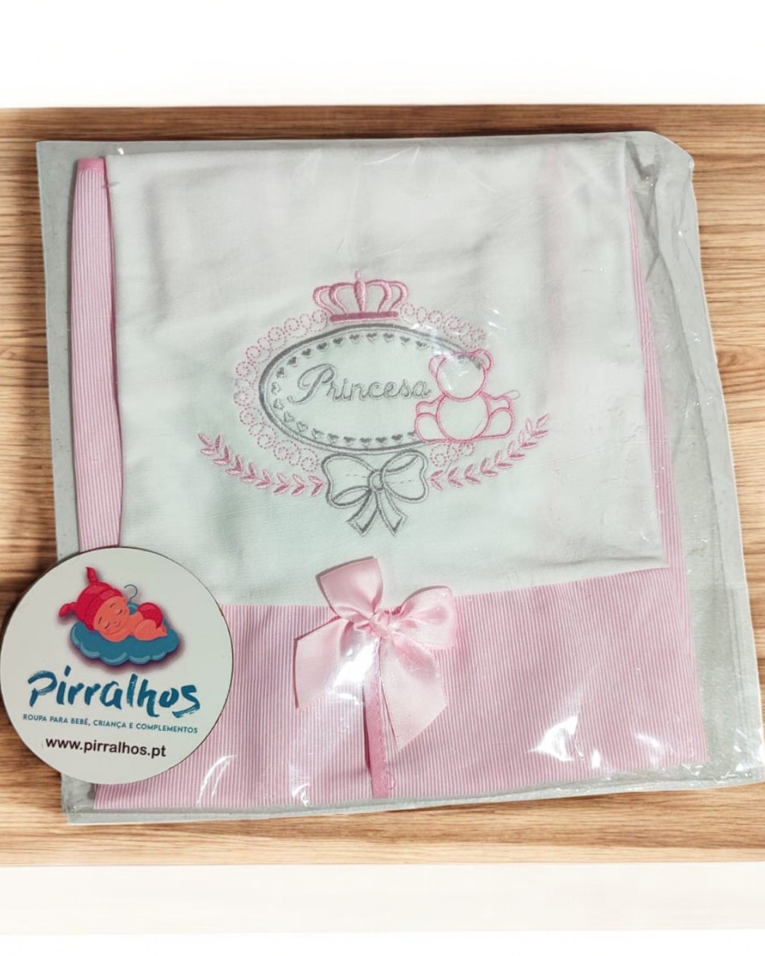 Fralda branca e rosa para bebé com bordado 'Princesa' e etiqueta da marca Pirralhos