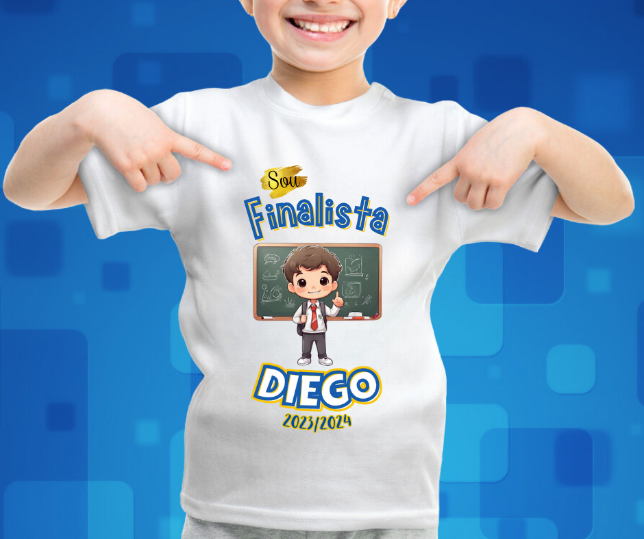 Camisola branca com estampa colorida e texto 'Sou Finalista DIEGO 2023/2024'