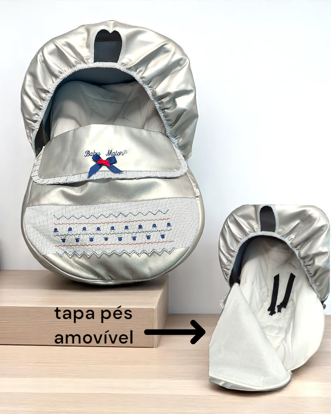 Carrinho de bebé prateado com capa removível e interior branco