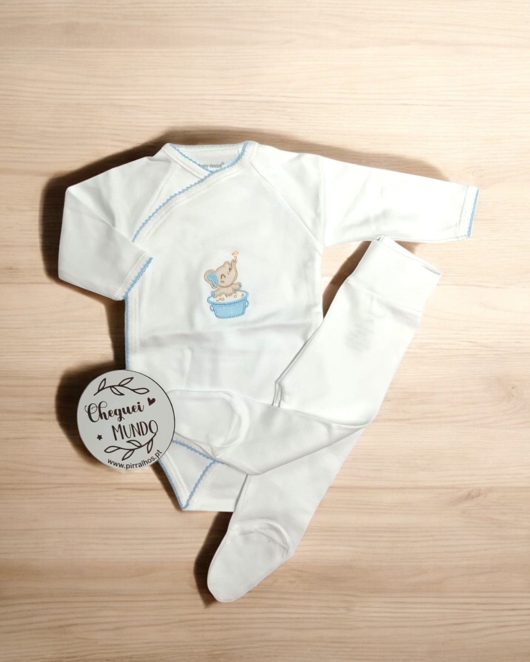 Conjunto de roupa de bebé branco com ilustração de elefante e cartão redondo com texto