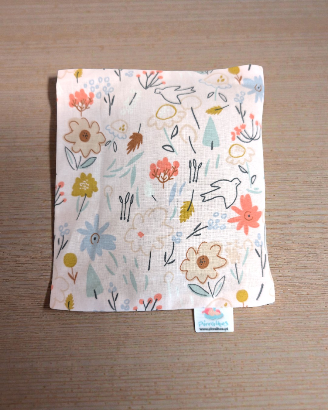 Lenço de tecido com padrão floral e pássaros em tons pastel