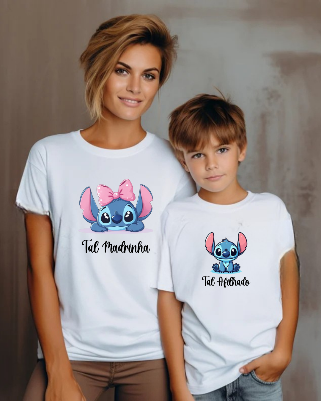 Mulher e menino vestidos com t-shirts brancas estampadas com personagens azuis e textos personalizados