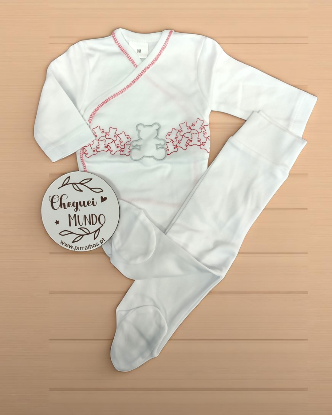 Conjunto de roupa de bebé branca com ursinhos desenhados e calças compridas com pés