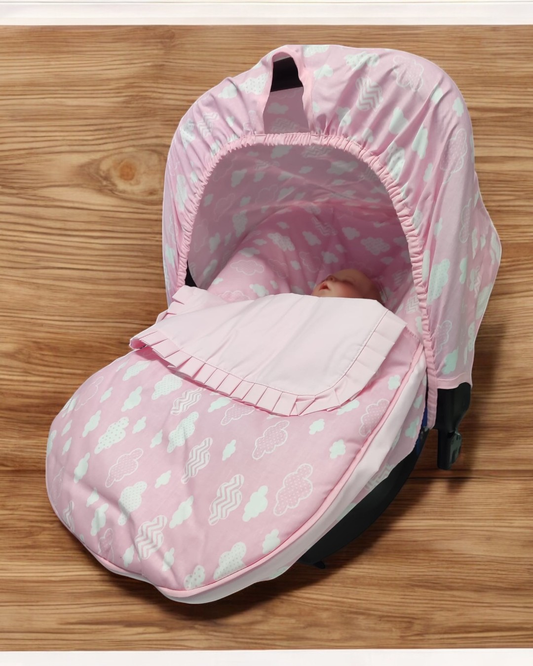 Cadeira de bebé rosa com padrão de nuvens em estrutura preta