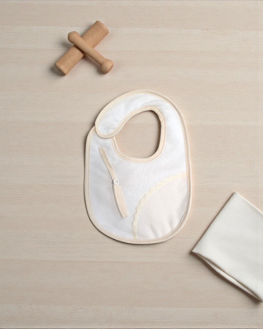 Babete impermeável bordar em ponto de cruz e fita para chucha